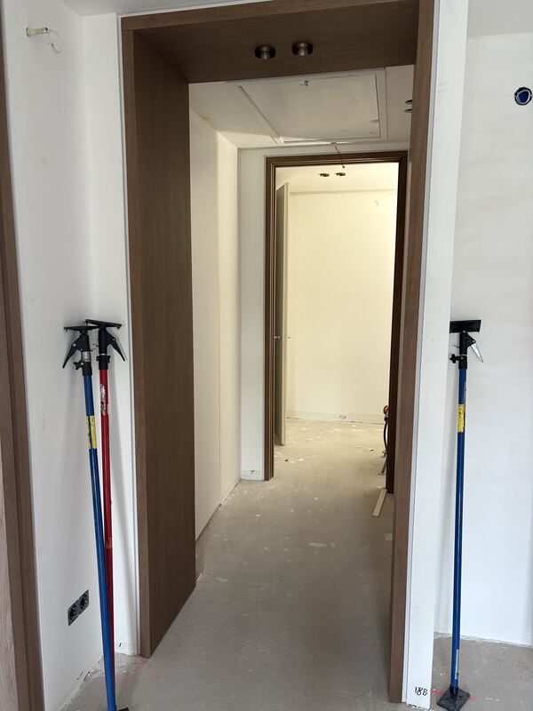 Twee doorgangen achter elkaar met houten omlijsting tijdens de bouw
