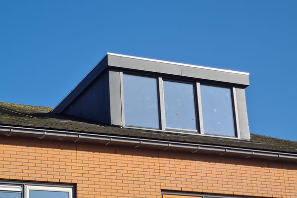 Dakkapel op woning gezien vanaf de straat