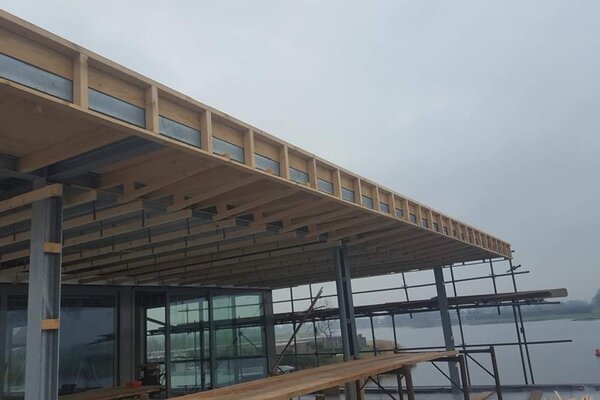 Houten dakconstructie van gebouw aan het water