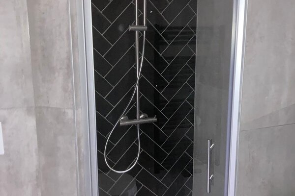 Inloopdouche met zwarte herringbone tegels
