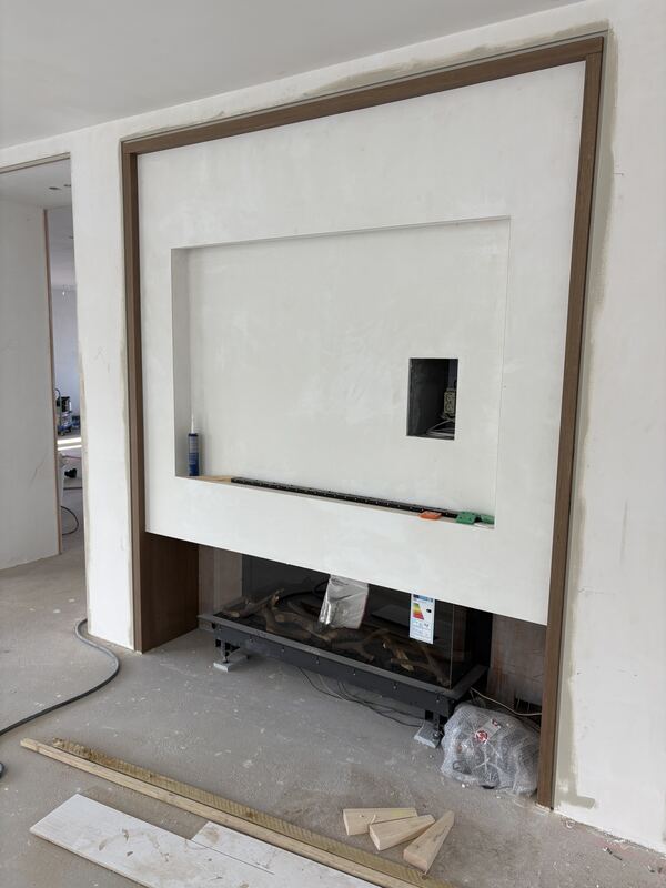 Tv- en haardwand op maat met houten omlijsting