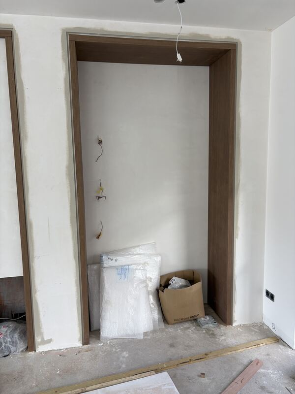 Nis in een woonkamer afgewerkt met houten omlijsting